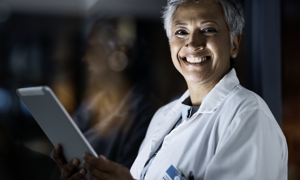 médecin et tablette